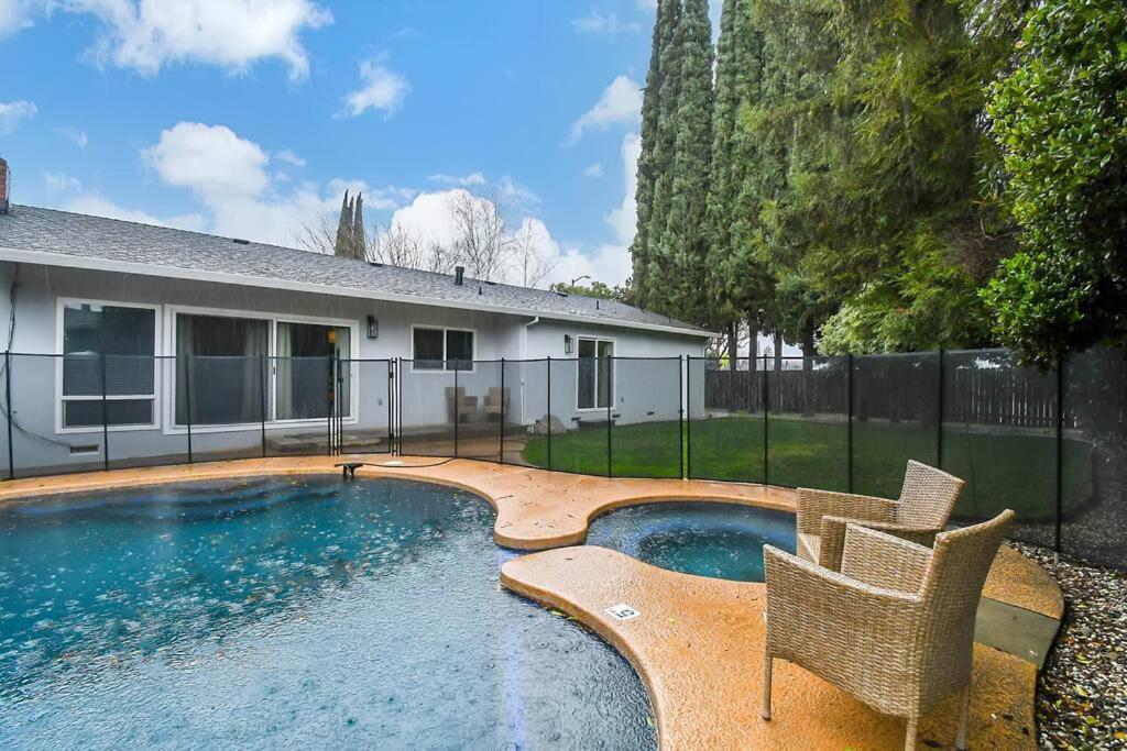 The Charming Home With A Pool Yuba City Kültér fotó